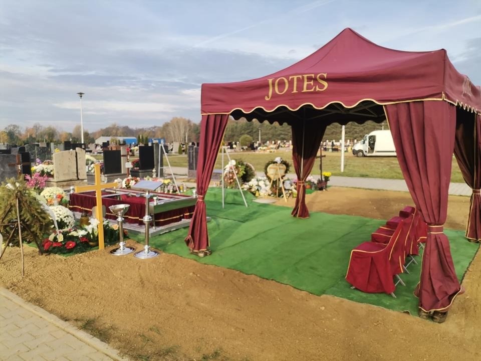 bordowy namiot pogrzebowy Jotes