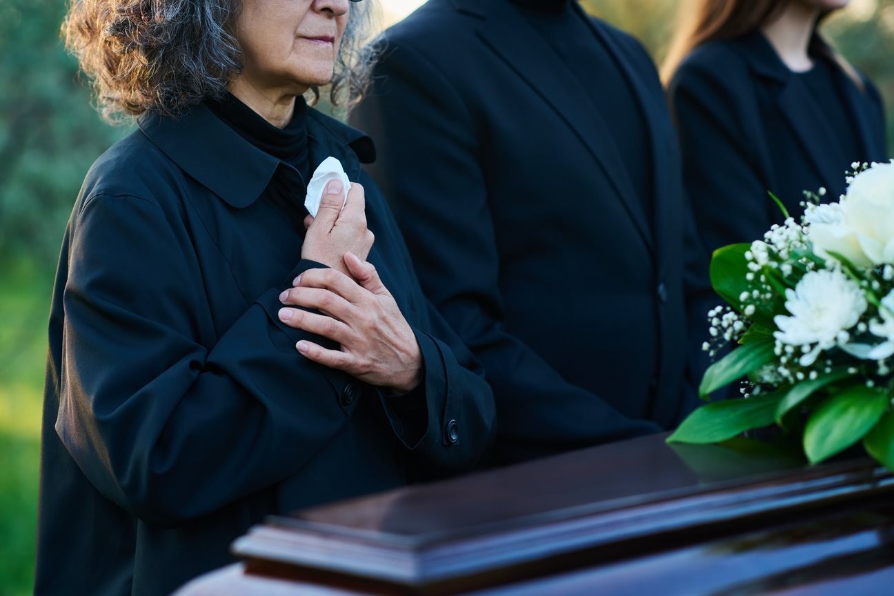 żałobnicy stoją nad trumną - usługi pogrzebowe Lubin